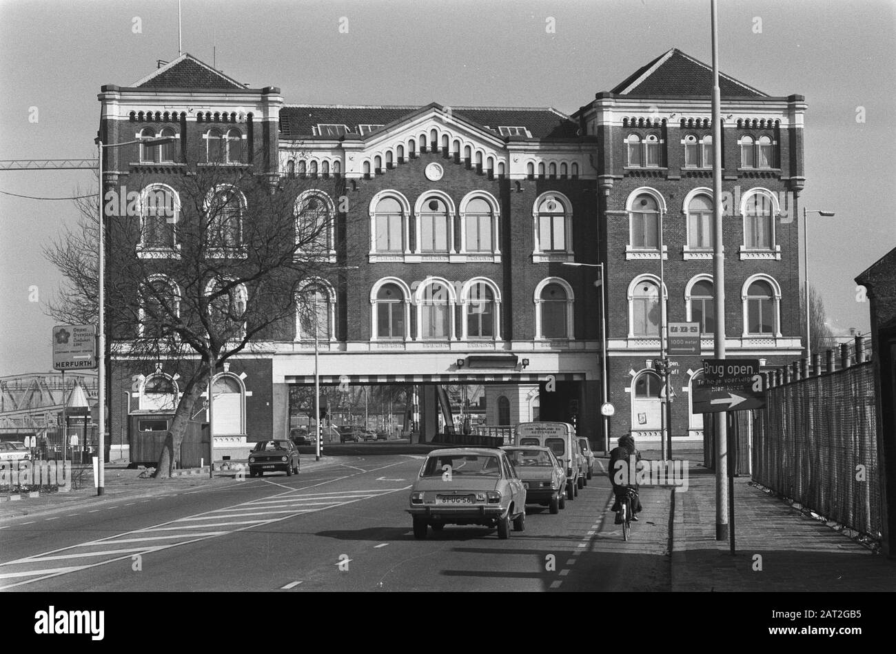 Esterno dell'edificio Gate a Rotterdam dove si trova un centro storico, edifici, città, eroscentrica, esterni Data: 6 Marzo 1979 posizione: Rotterdam, Zuid-Holland Parole Chiave: Eroscentrcentra, Exterieurs, edifici, città Foto Stock