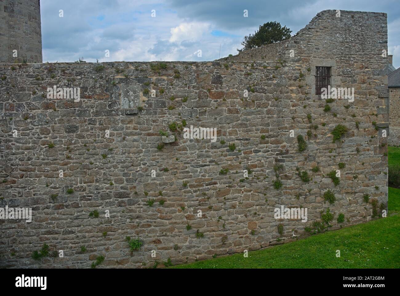 Parte del muro di pietra difensiva nella fortezza di mezza età Foto Stock
