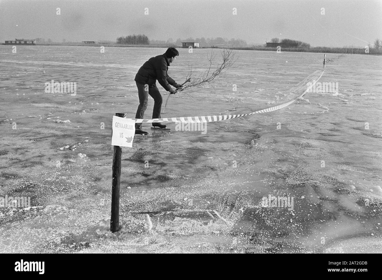 Parte Kagerplas depositato dal poltie perché il ghiaccio è troppo pericoloso. Skater su Kagerplas accanto a parte depositata su ghiaccio Data: 13 gennaio 1982 Parole Chiave: Ghiaccio, Skater Foto Stock