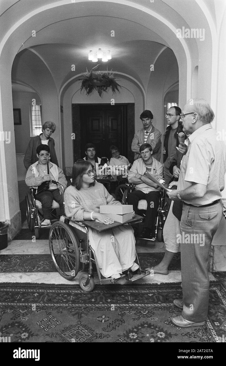 Persone disabili nel municipio di Amsterdam ad Alderman Walraven Data: 19 Giugno 1985 Località: Amsterdam, Noord-Holland Parole Chiave: HABOUT, sale, aldermen Foto Stock