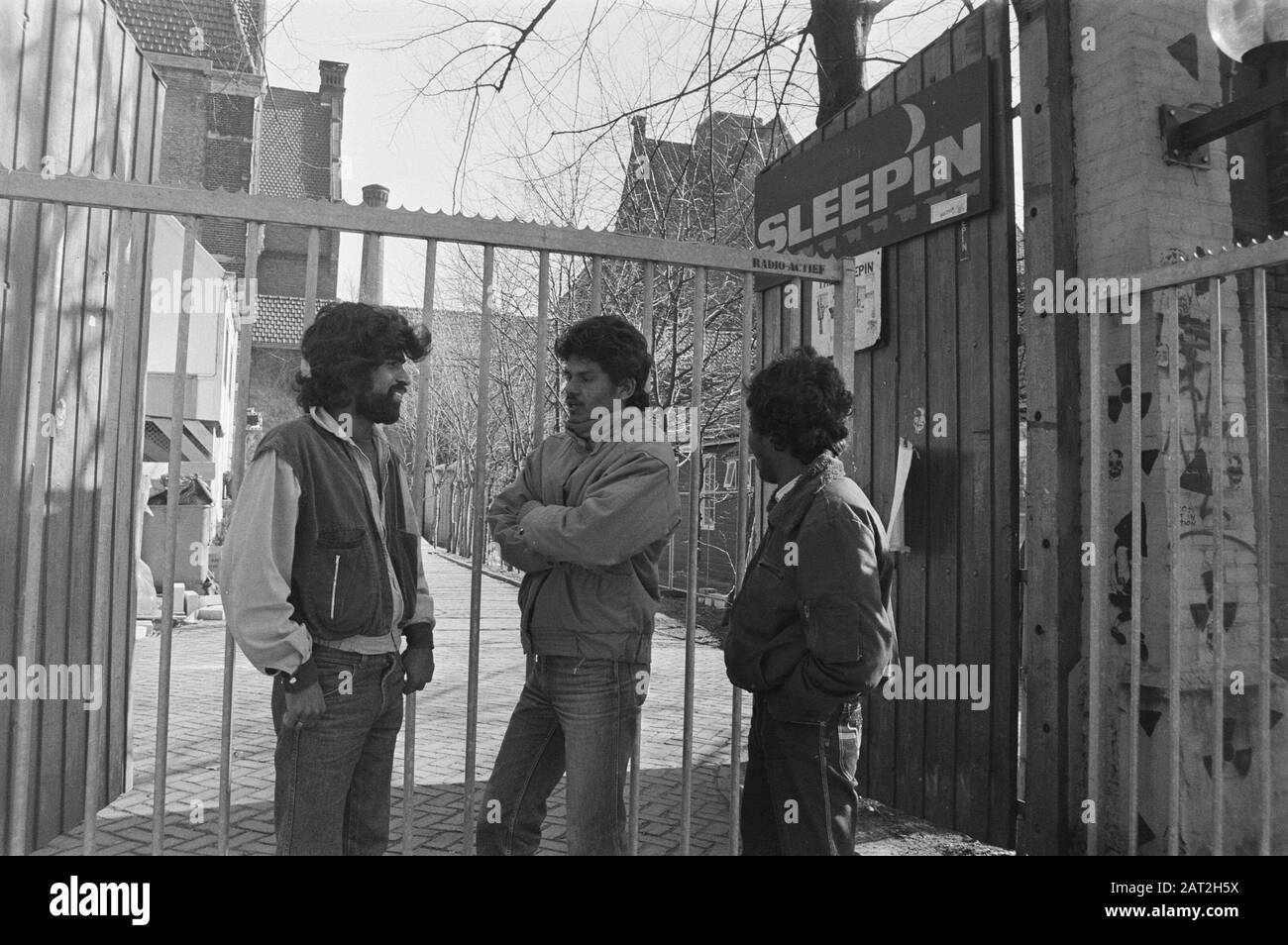 Città di Amsterdam cattura i Tamils rifugiati in un sonno-in; alcuni Tamils in conversazione per il sonno-inn Data: 11 marzo 1985 luogo: Amsterdam, Noord-Holland Parole Chiave: Rifugiati Nome istituzione: Tamils Foto Stock