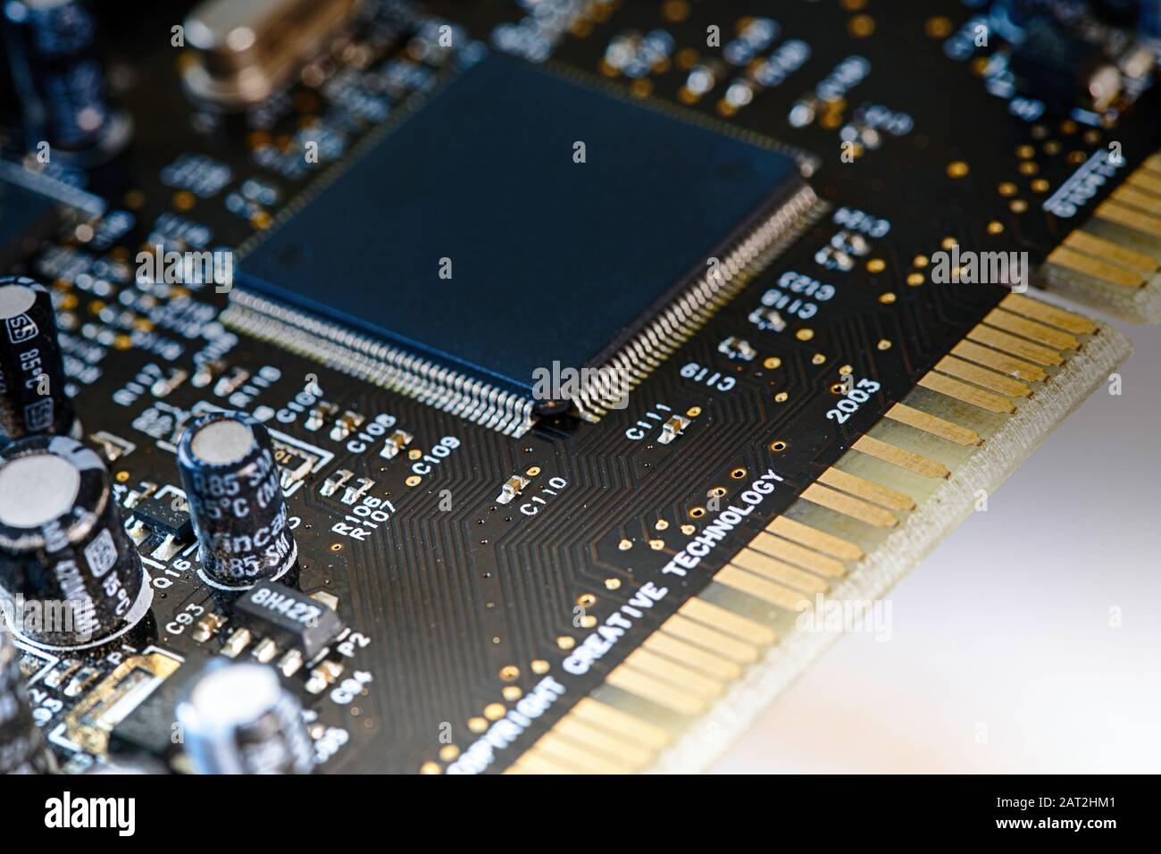 Tecnologia hardware per computer elettronici. Foto del componente elettrico nel dispositivo PC, contiene microchip, condensatore nero e grande resistenza su circ stampato Foto Stock