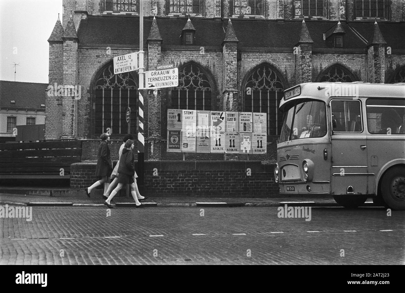 Elezioni comunali 25/2 in Zeeuws-Vlaanderen da riclassificazione comunale. Poster in Hulst vicino alla chiesa Data: 24 Febbraio 1970 luogo: Holly Parole Chiave: Poster, ELEZIONI, chiese Foto Stock