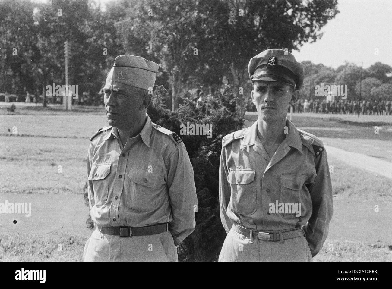 Premio della Stella Bronze americana di Walter Foote, Console Generale d'America, a otto soldati olandesi presso la Piazza del Sindaco Vescovo di Batavia [ Generale S. de Waal e tenente] Data: 8 giugno 1946 luogo: Indonesia, Indie Orientali Olandesi Foto Stock