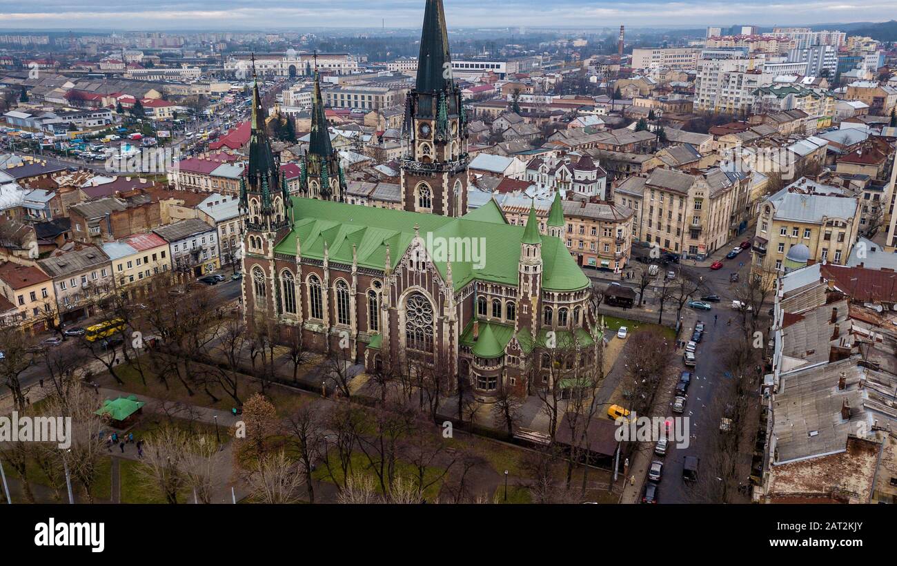 Una veduta aerea della chiesa gotica dei santi. Olha ed Elizabeth che si trovano tra la stazione ferroviaria principale della città e la città vecchia a Leopoli, Ucraina. Foto Stock