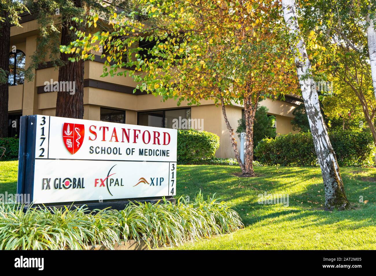 27 ottobre 2019 Palo Alto / CA / USA - Stanford School of Medicine firma all'ingresso di uno dei loro edifici in Silicon Valley, condiviso con altri co Foto Stock