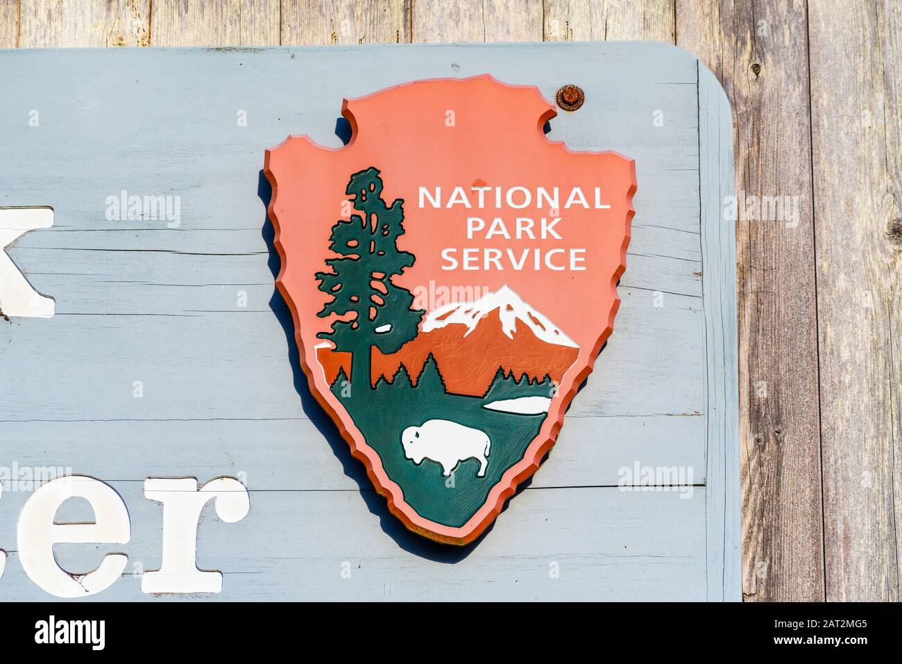 5 gennaio 2020 Point Reyes / CA / USA - primo piano dell'emblema del National Park Service (NPS) degli Stati Uniti visualizzato al Ken Patrick Visitor Center; NPS è un simbolo a Foto Stock