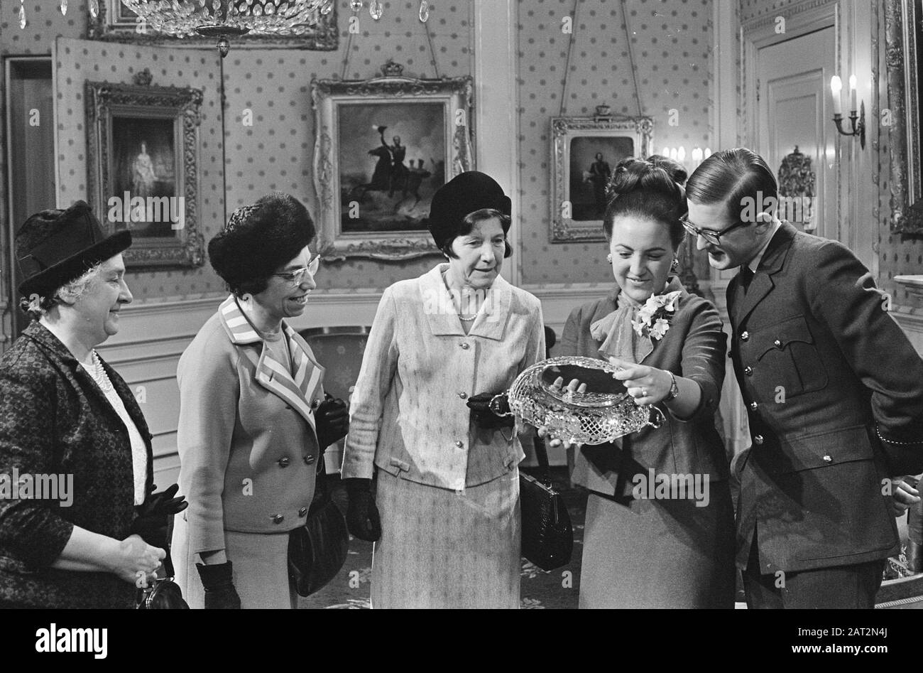 Gift Day Two at Palace Soestdijk, Dutch Christian Women's Association Data: 30 dicembre 1966 Nome dell'istituzione: Palace Soestdijk Foto Stock