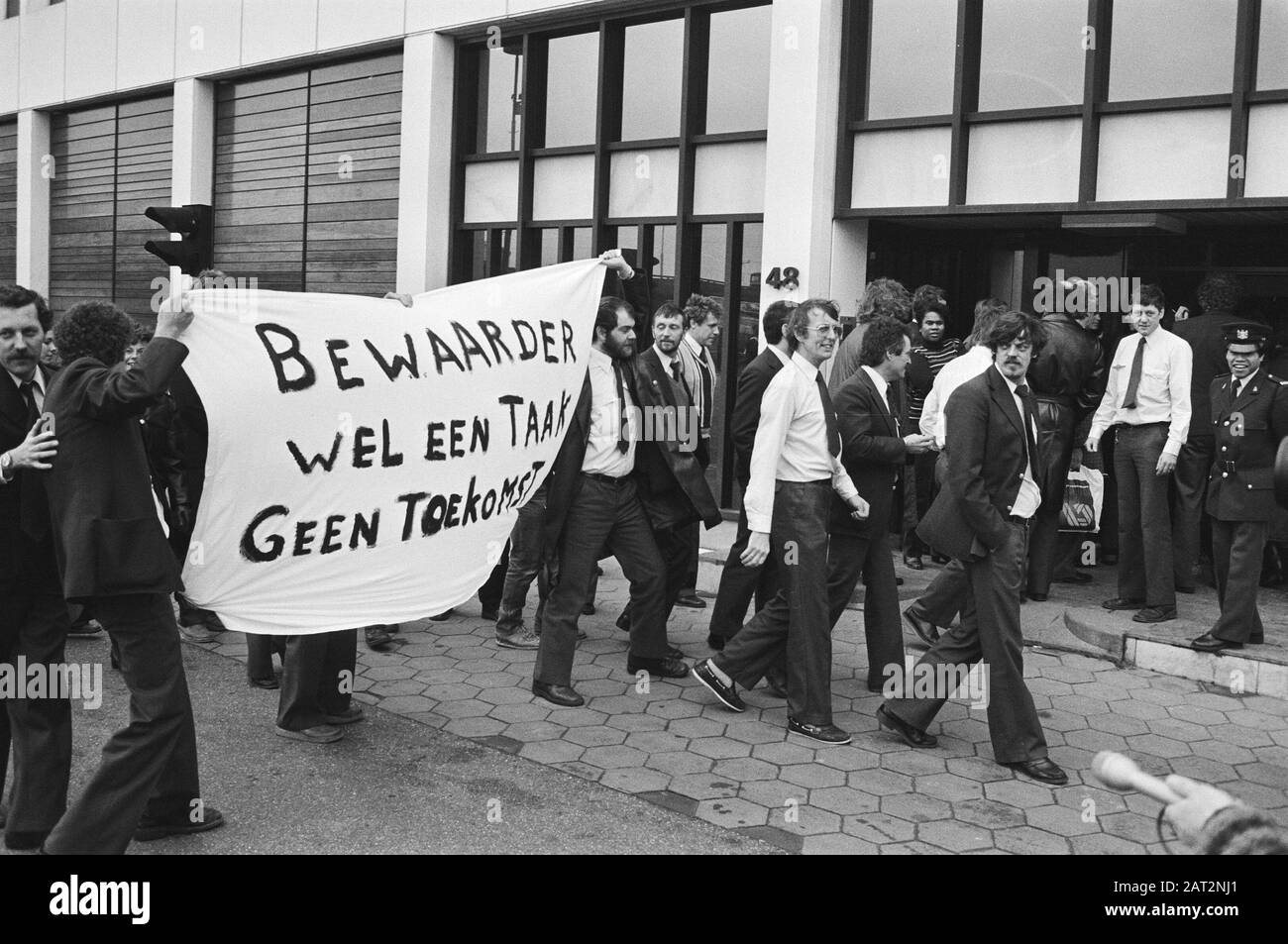 Protesta delle guardie carcerarie dei Bijlmerbajes contro le guardie carcerarie di austerità dimostrano la data di ingresso: 27 gennaio 1983 Località: Amsterdam, Noord-Holland Parole Chiave: Dimostrazioni, guardie, banner Nome personale: Bijlmerbajes Foto Stock