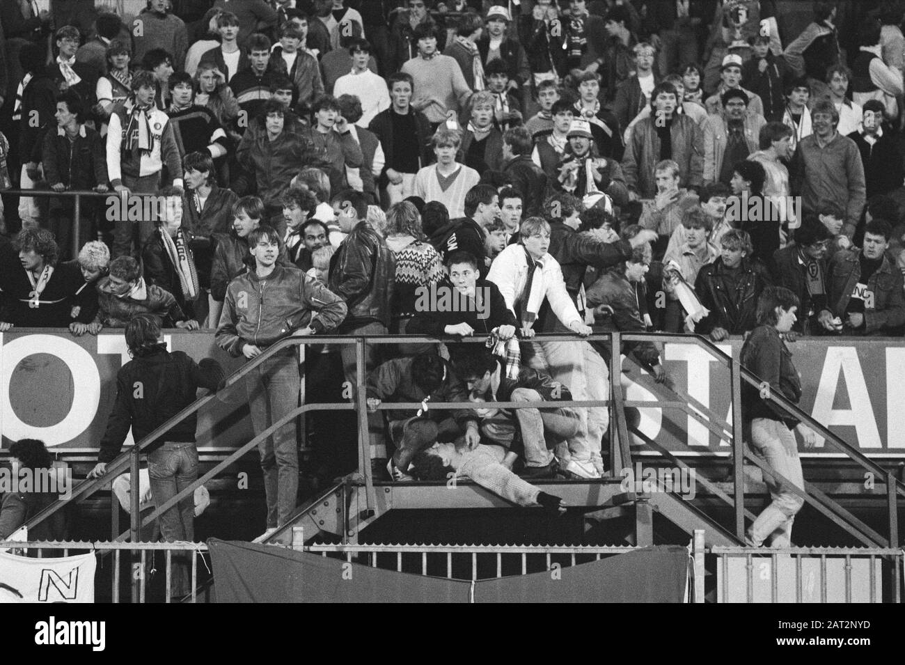 Feyenoord / Tottenham Hotspur 0-2, Europaup III Tifosi Feriti nelle tribune Annotazioni: Margine negativo striscia: No. 9 sostenitori dei tumulti nella tribuna Data: 2 novembre 1983 Località: Rotterdam, Sud Olanda Parole Chiave: Rivolte, sostenitori, calcio Nome dell'istituzione: Feyenoord, Tottenham Hotspur Foto Stock