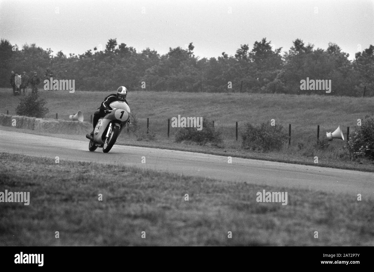 TT Assen 1969 - allenamento Giacomo Agostini (It.) in azione sulla 500cc MV Agusta Data: 26 Giugno 1969 Località: Assen, Drenthe Parole Chiave: Circuiti, piloti moto, motorsport, training Nome Persona: Agostini, Giacomo Foto Stock