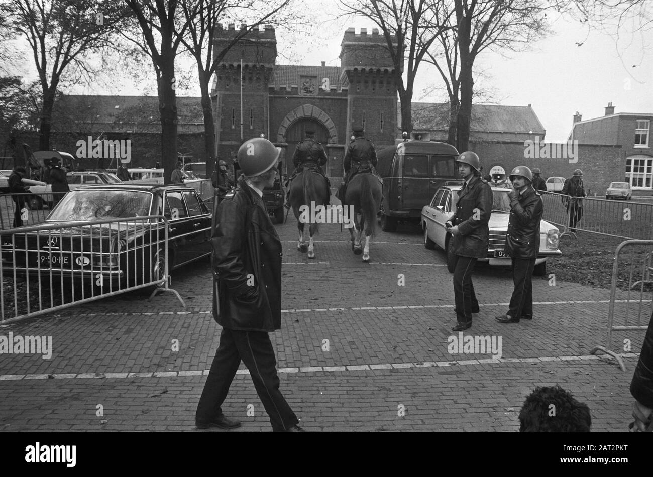 Situazione degli ostaggi nel carcere di Scheveningen; polizia armata e timida di fronte al carcere Data: 27 ottobre 1974 luogo: Scheveningen, Zuid-Holland Parole Chiave: Polizia, prigioni, ostaggi Foto Stock