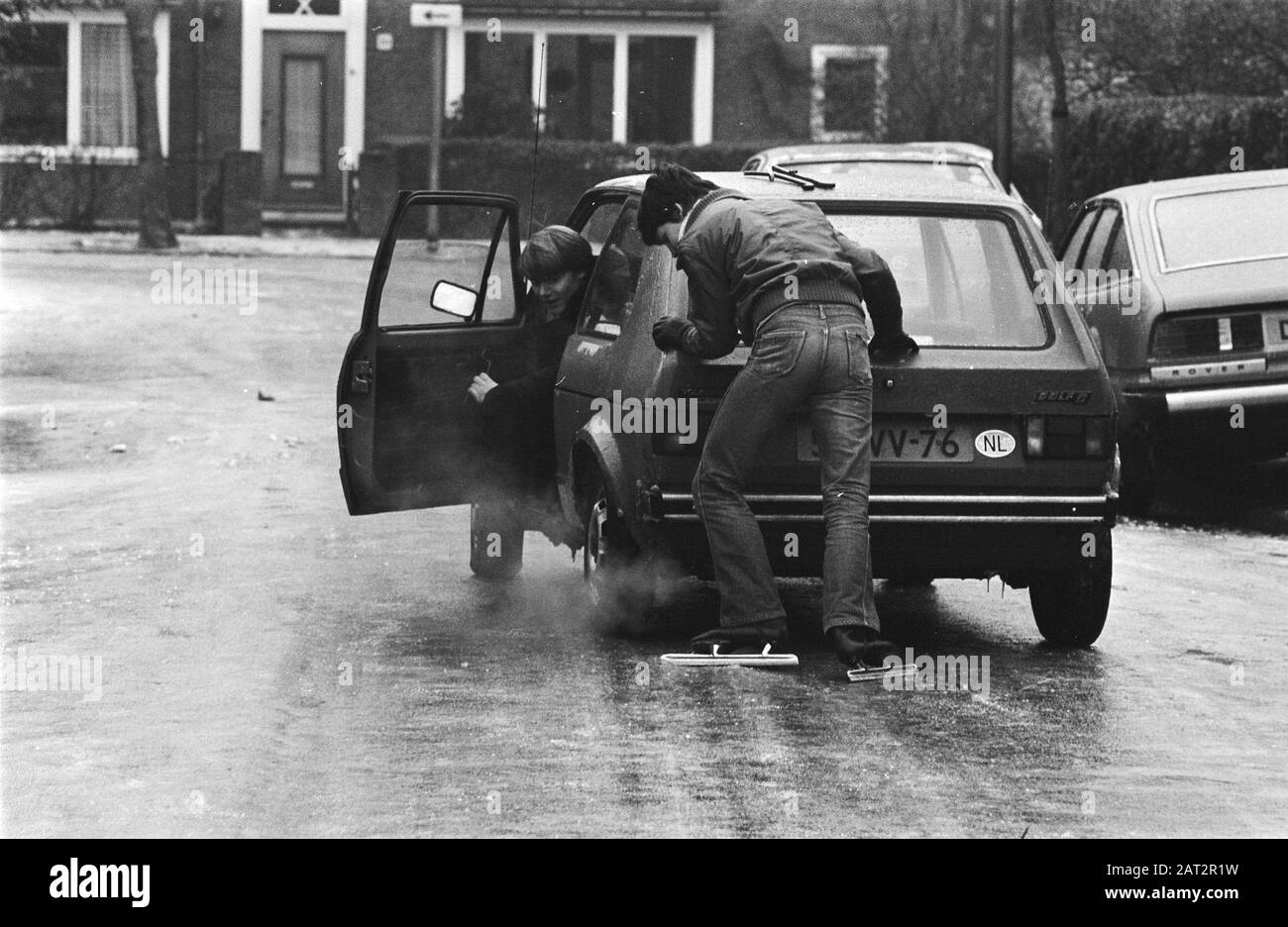 Levigatezza, parcheggio auto con skater Data: 21 gennaio 1979 Parole Chiave: Auto, PARCHEGGIO, pattinatori di ghiaccio Foto Stock