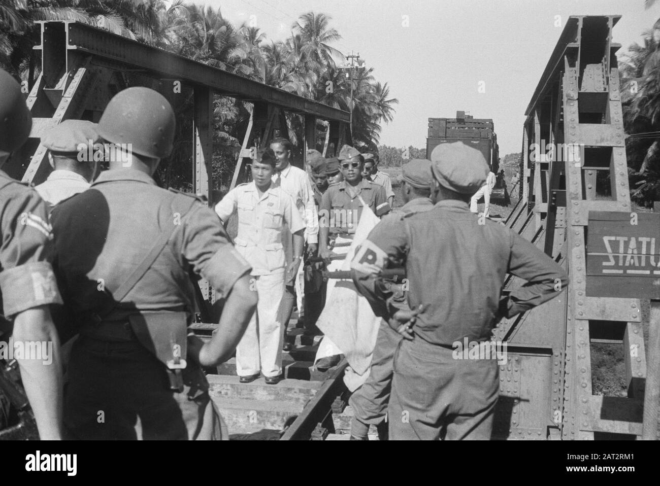 Treno con gli Indiani britannici a Gombong Gombong. Sul Status-Quoline un treno è arrivato dalla Repubblica con un certo numero di soldati dall'India, che sono trasportati indietro al loro paese via Batavia-Priok. Facevano parte della Brigata Internazionale dell'esercito dei Rep., ma alla fine preferivano tornare in patria. Data: 27 Maggio 1948 Luogo: Gombong, Indonesia, Indie Orientali Olandesi Foto Stock