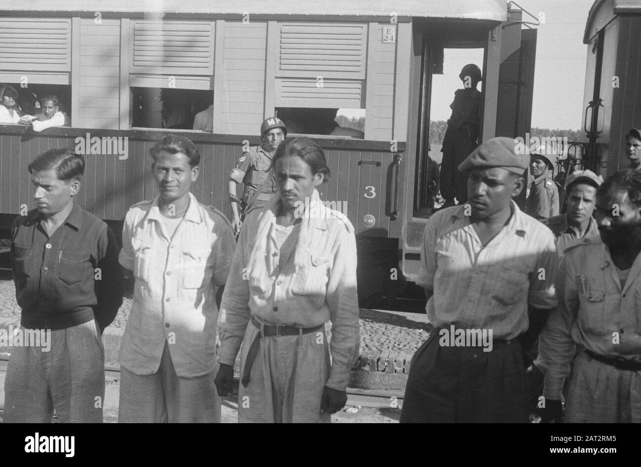 Treno con gli Indiani britannici a Gombong Gombong: Allo Stato Quoline arrivò dalla Repubblica un treno con un certo numero di soldati, provenienti dall'India, via Batavia-Priok essere riportato nel loro paese. Facevano parte della Brigata Internazionale dell'esercito dei Rep., ma alla fine preferivano tornare in patria. Alla stazione di Gombong, i rimpatriati sono stati caricati su camion e trasportati direttamente a Priok. Date: 27 Maggio 1948 Location: Gombong, Indonesia, Dutch East Indies Foto Stock