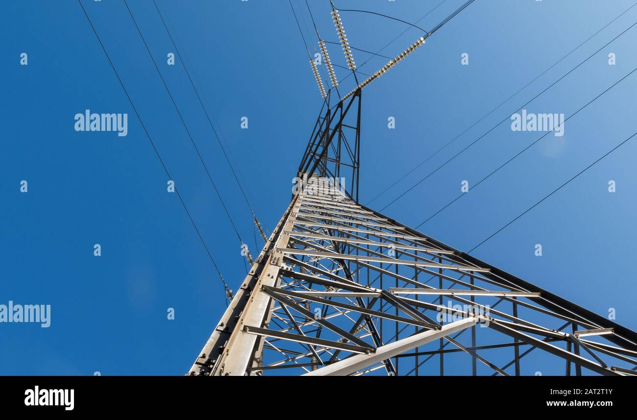 torre elettrica nel cielo blu Foto Stock