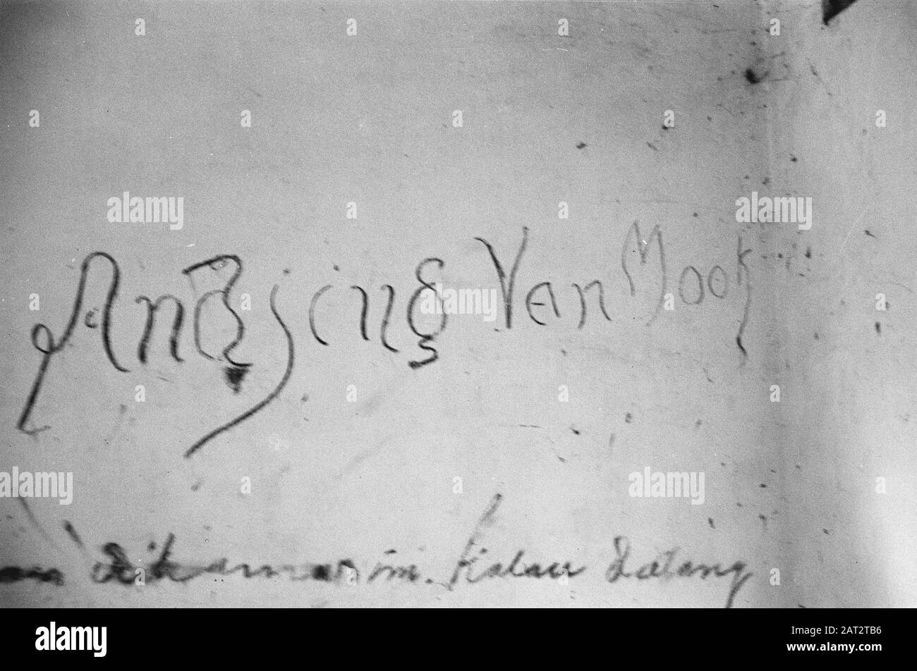 Disegni Di Parete A Tandjong Morawa [Fb25-29 Mancante] Graffiti Andjing Van Mook Annotation: Dog Van Mook Data: Agosto 1947 Località: Indonesia, Indie Orientali Olandesi, Sumatra Foto Stock
