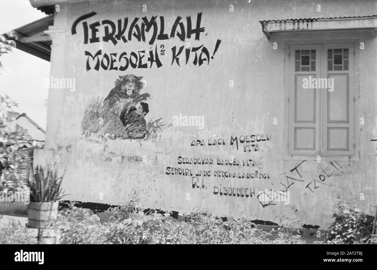 Miscellaneous Salatiga Graffiti sul muro di una casa Terkullah Moesoeh2 Kita! /disegno di una tigre e di un olandese? /Apa lagi Mouseh kita. Sedangkan Bangsa kita. Sendiri jang Menghalang2 mci r.b. Diebuuh/Rajat Taoe!! Date: 1 Ottobre 1947 Location: Indonesia, Java, Dutch East Indies, Salatiga Foto Stock