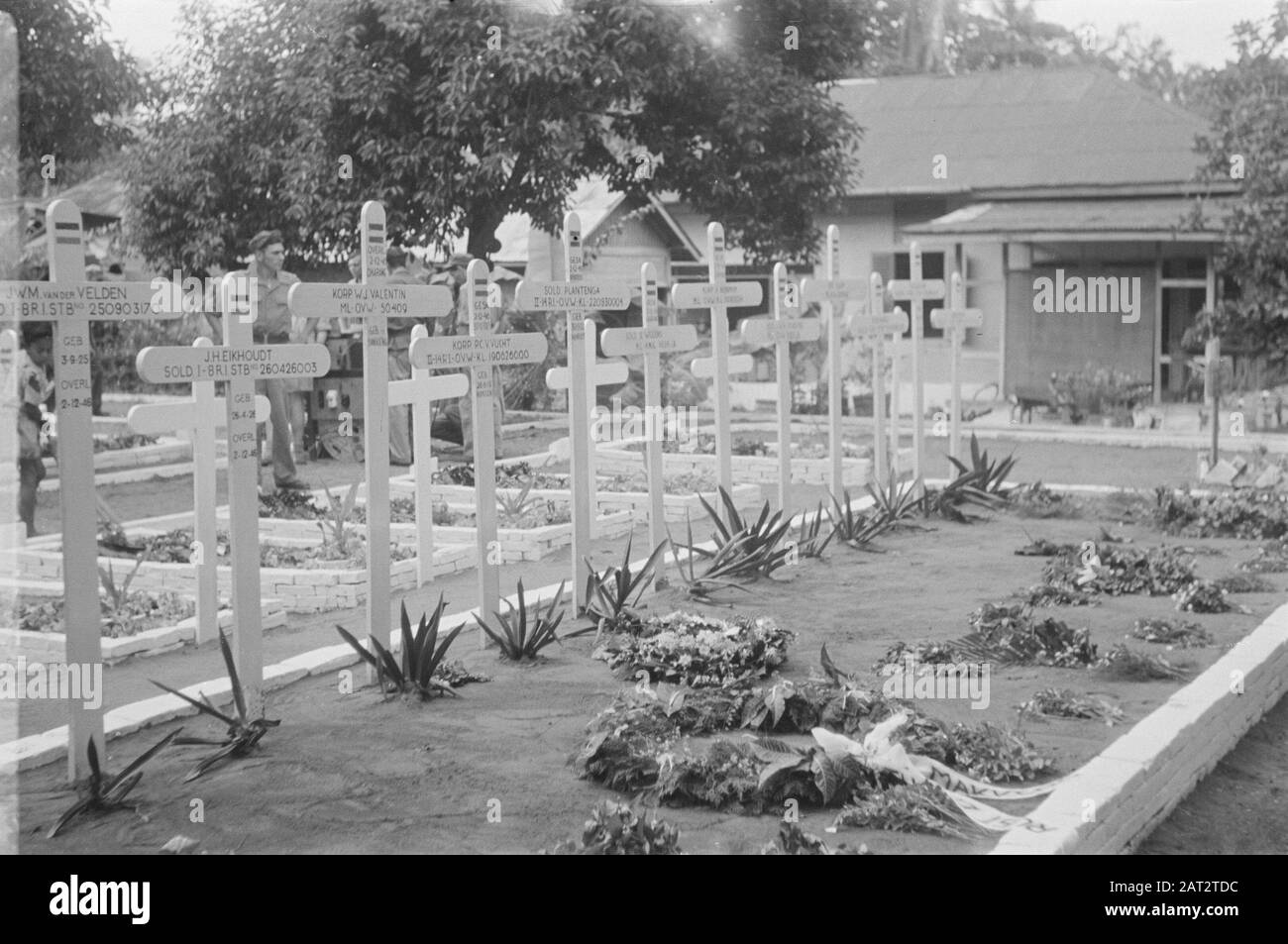 Commemorazione della U-brigata in Padang Crosses, con wreaths Annotazione: Vari nomi possono essere letti: J.W.M. van der Velden (3-9-1925, O.H. , (26-4-1926 e 2-12-1946); W.J. Valentin (nato a Bandoeng, overl. 2-12-1946), P.C.van Vucht (26-8-1919, gesn. 2-12-1946); Plantanga (30-9-1922, sn. 2-12-1946 Data: 1947/05/01 Località: Indonesia, Indie Orientali Olandesi, Padang, Sumatra Unknown/Dlc Foto Stock