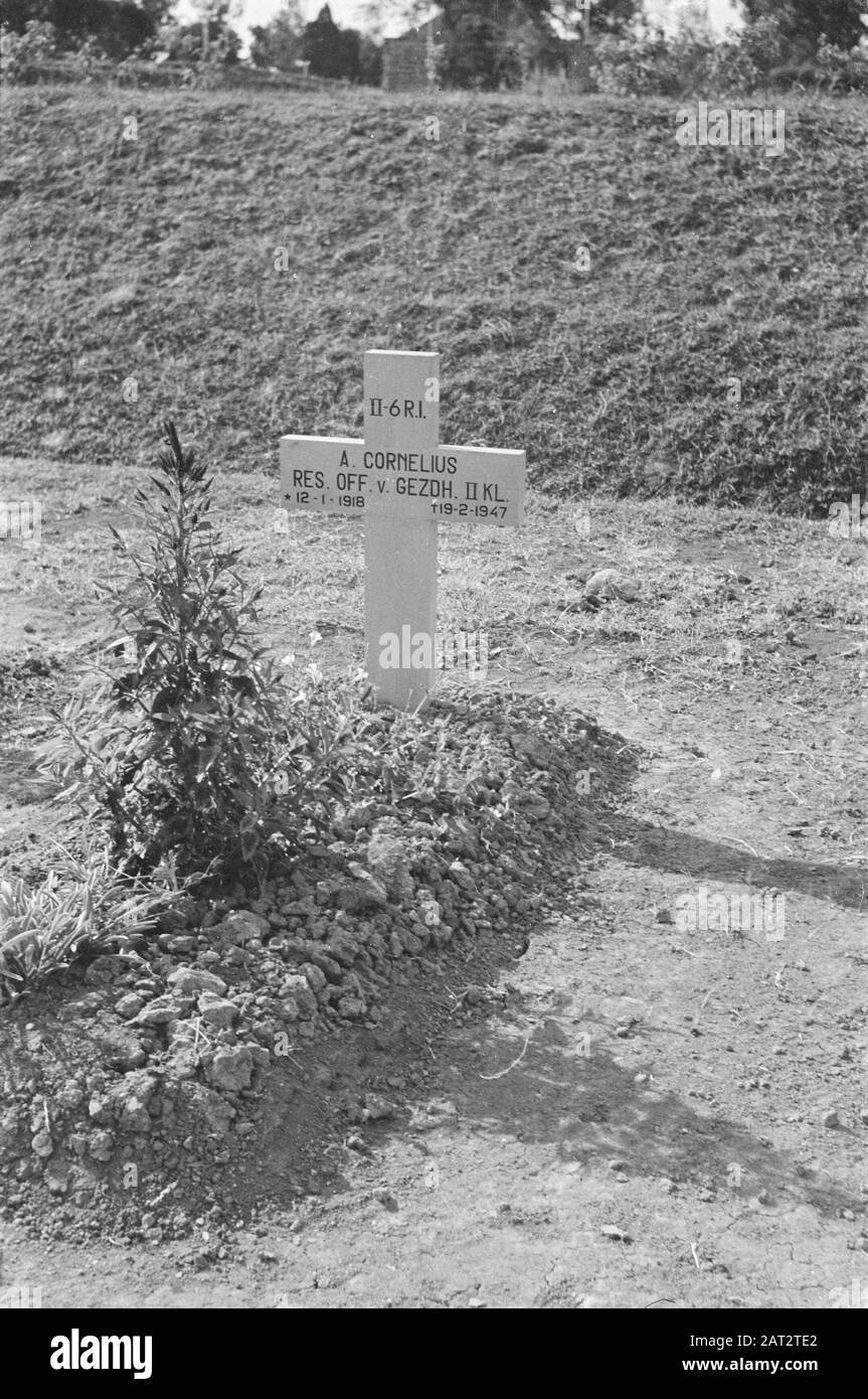 T-Brigade Cimitero a Semarang Croci con iscrizioni II-6 R.I. A. Cornelius res. Off. V. II Kl. *12-1-1918 + 19-2-1947 Data: 1947/06/01 Luogo: Indonesia, Java, Indie Orientali Olandesi, Semarang Foto Stock