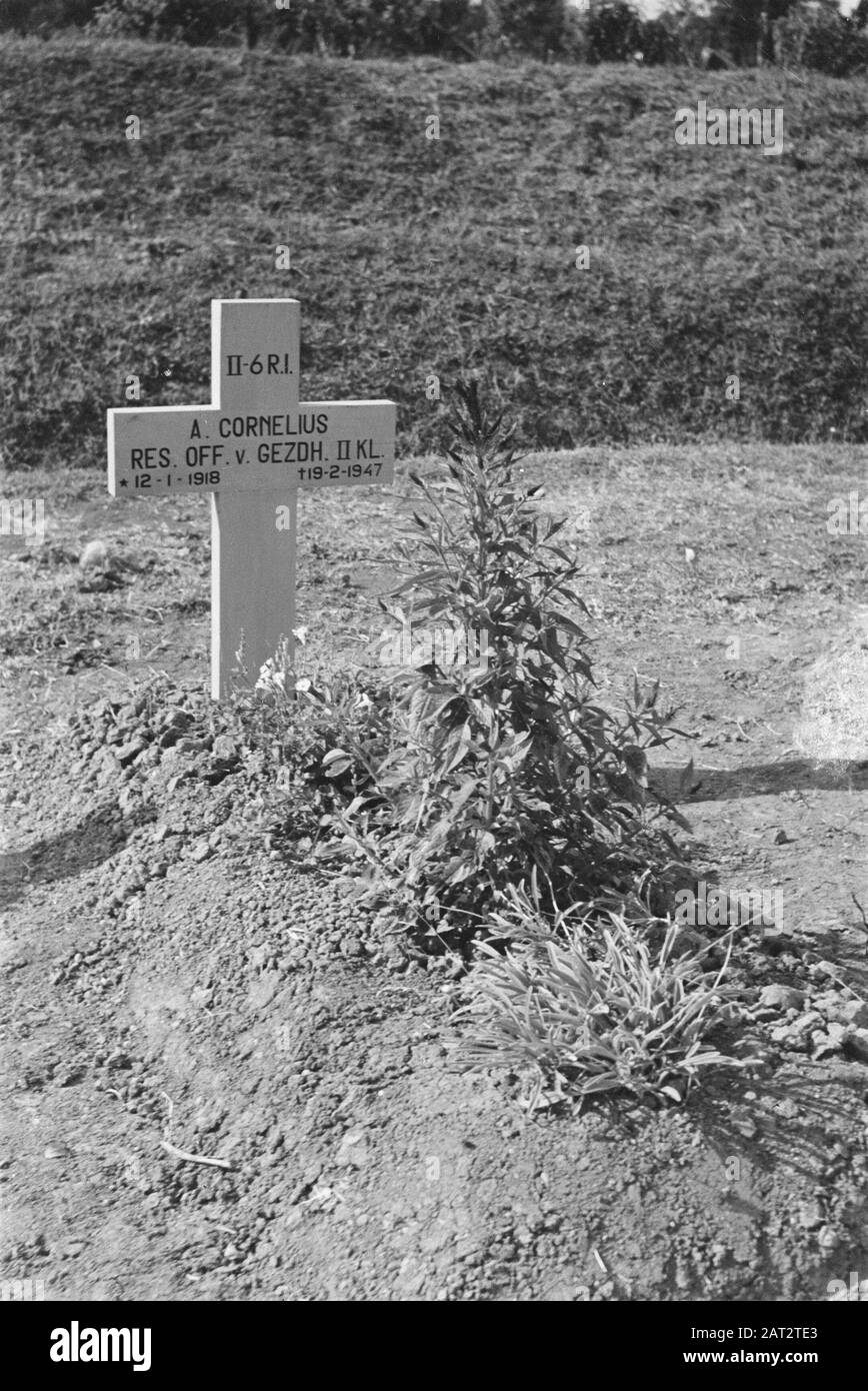 Cimitero di T-Brigade a Semarang Tomba Croce con iscrizione II-6 R.I. R. Cornelius, res. Off. V. contro dan II Kl. * 12-1-1918 + 19-2-1947] Data: Luglio 1947 Località: Indonesia, Java, Indie Orientali Olandesi, Semarang Foto Stock