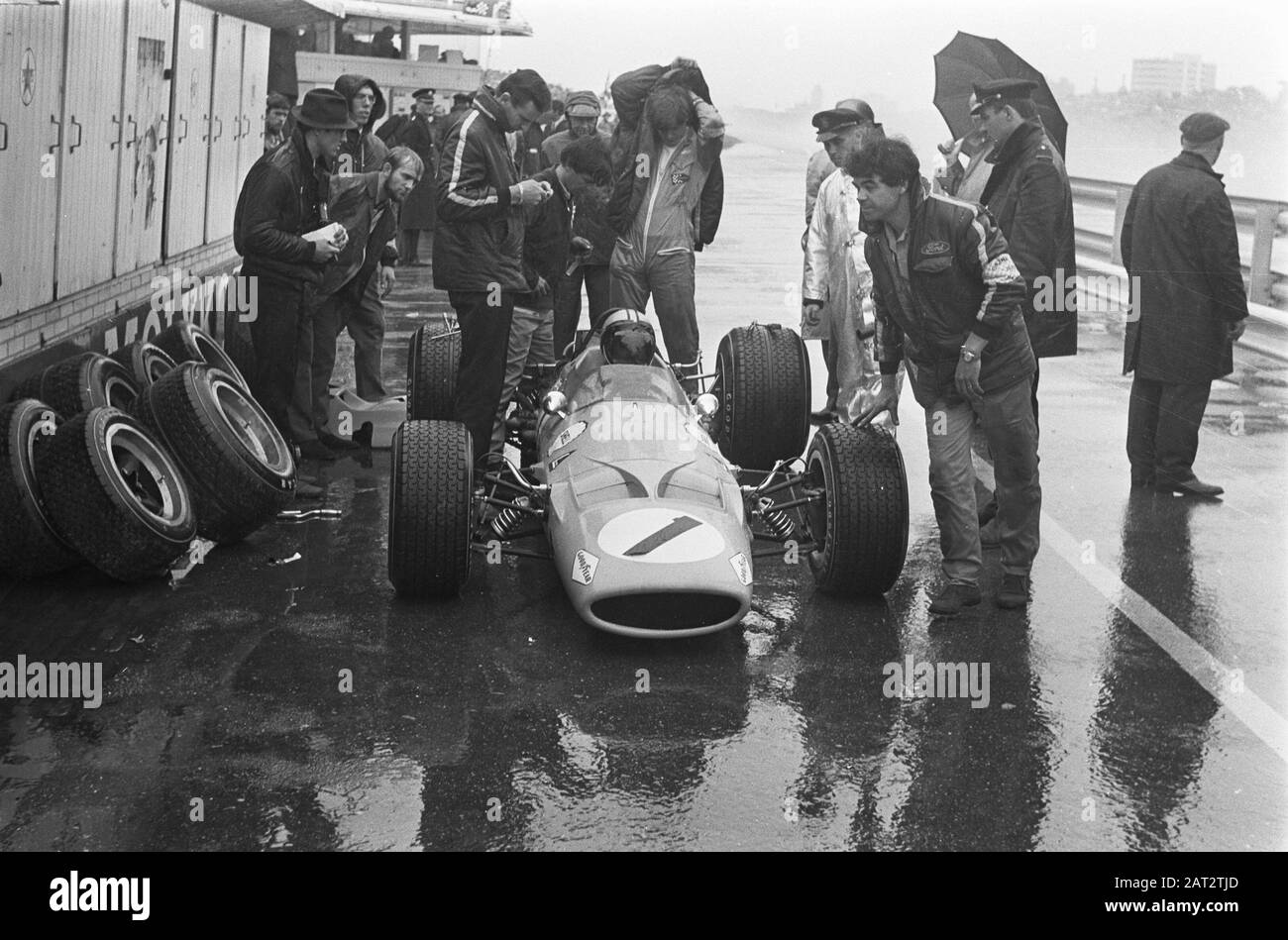 Gran Premio 68 Zandvoort. Denny Hulme durante uno dei pit-stop Data: 23 Giugno 1968 Località: Zandvoort Parole Chiave: Motorsport Nome personale: Hulme, Denny Foto Stock