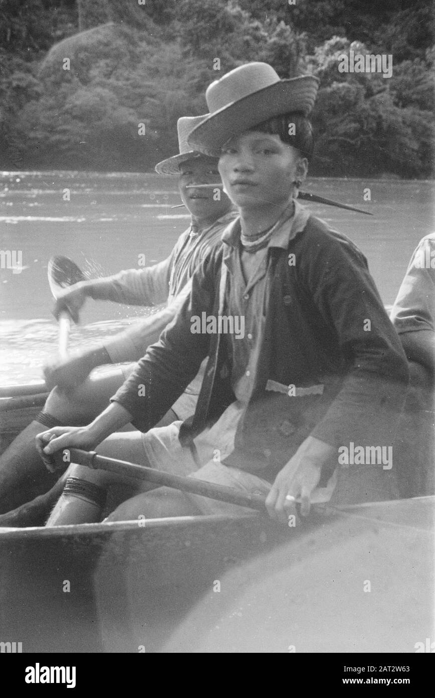 Serie Borneo; appartiene all'articolo di Ensign Heart Wigzen About The Dajaks for World News Hands from the collection of Dajak articles by Controller Lindhout in Boelongan Data: 1948/06/01 luogo: Borneo, Indonesia, Dutch East Indie Foto Stock