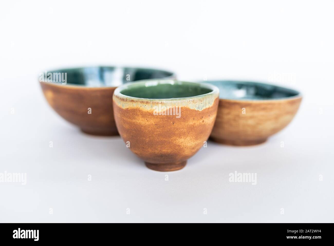 Tazze e ciotole in ceramica fatte a mano Foto stock - Alamy