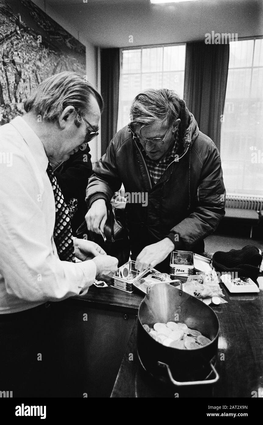 Grande selezione di oro da rivenditori in metalli preziosi a causa dell'alto prezzo dell'oro; offerta di oro (in azienda ad Amsterdam Data: 4 gennaio 1980 Località: Amsterdam, Noord-Holland Parole Chiave: Oro, Offerte Foto Stock
