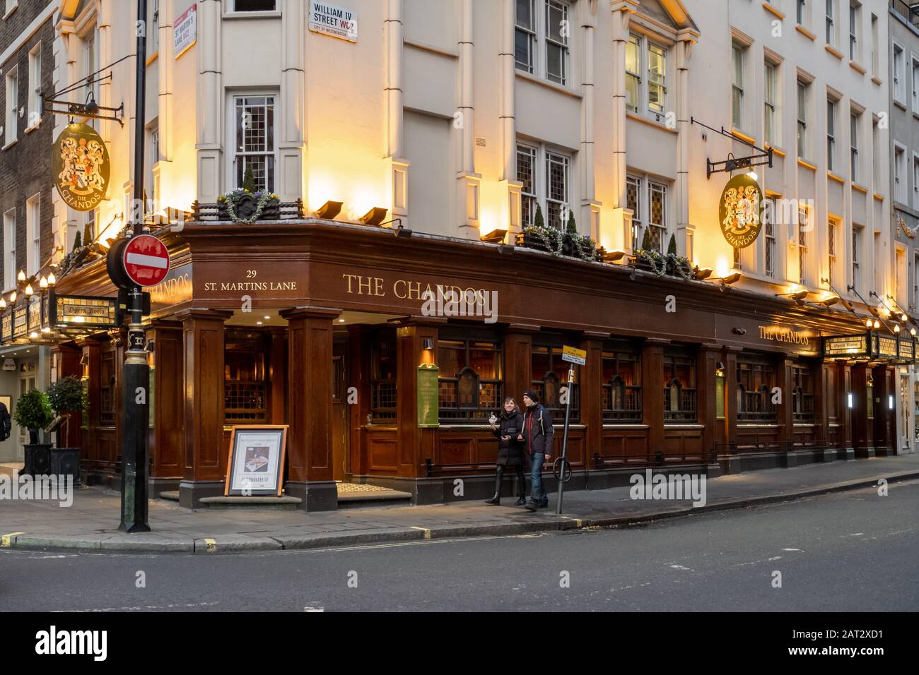 Londra / Regno Unito - 01 dicembre 2019: Persone che camminano oltre il Chandos Pub all'incrocio tra William IV Street e St. Martin's Lane a Londra, Regno Unito Foto Stock