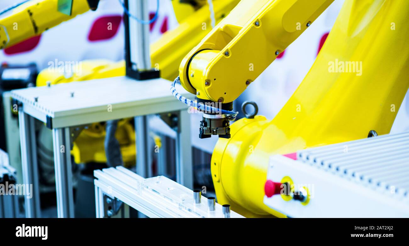 La realtà aumentata per il concetto di industria. Robotica e automazione controllo sistema di applicazione su automatizzare il braccio di robot in produzione intelligente dello sfondo. Foto Stock