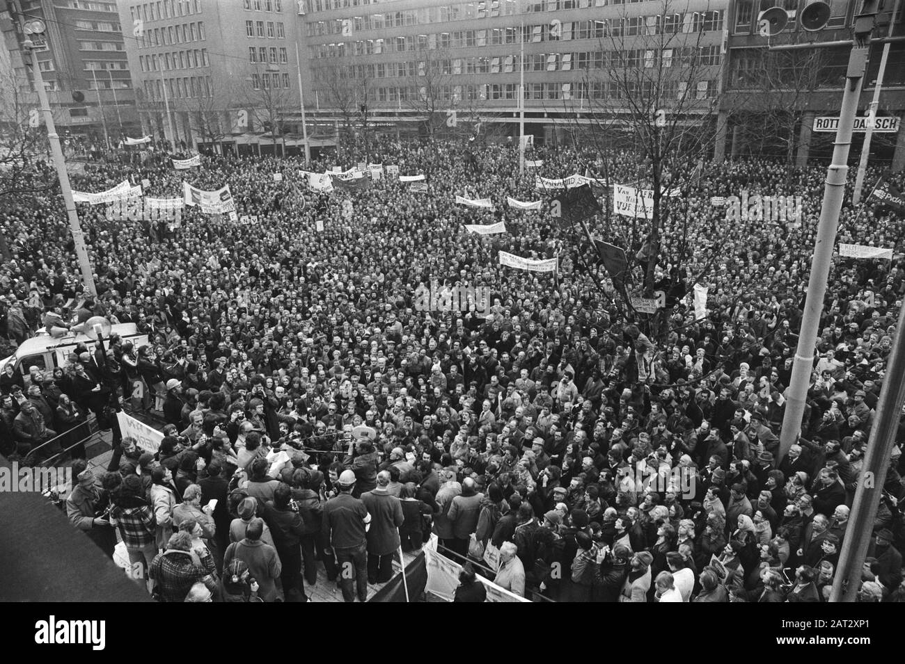 Grande dimostrazione per migliori condizioni di lavoro a Rotterdam (ca 30.000 Uomini) Data: 16 Febbraio 1977 Luogo: Rotterdam, Zuid-Holland Parole Chiave: Dimostrazioni Foto Stock
