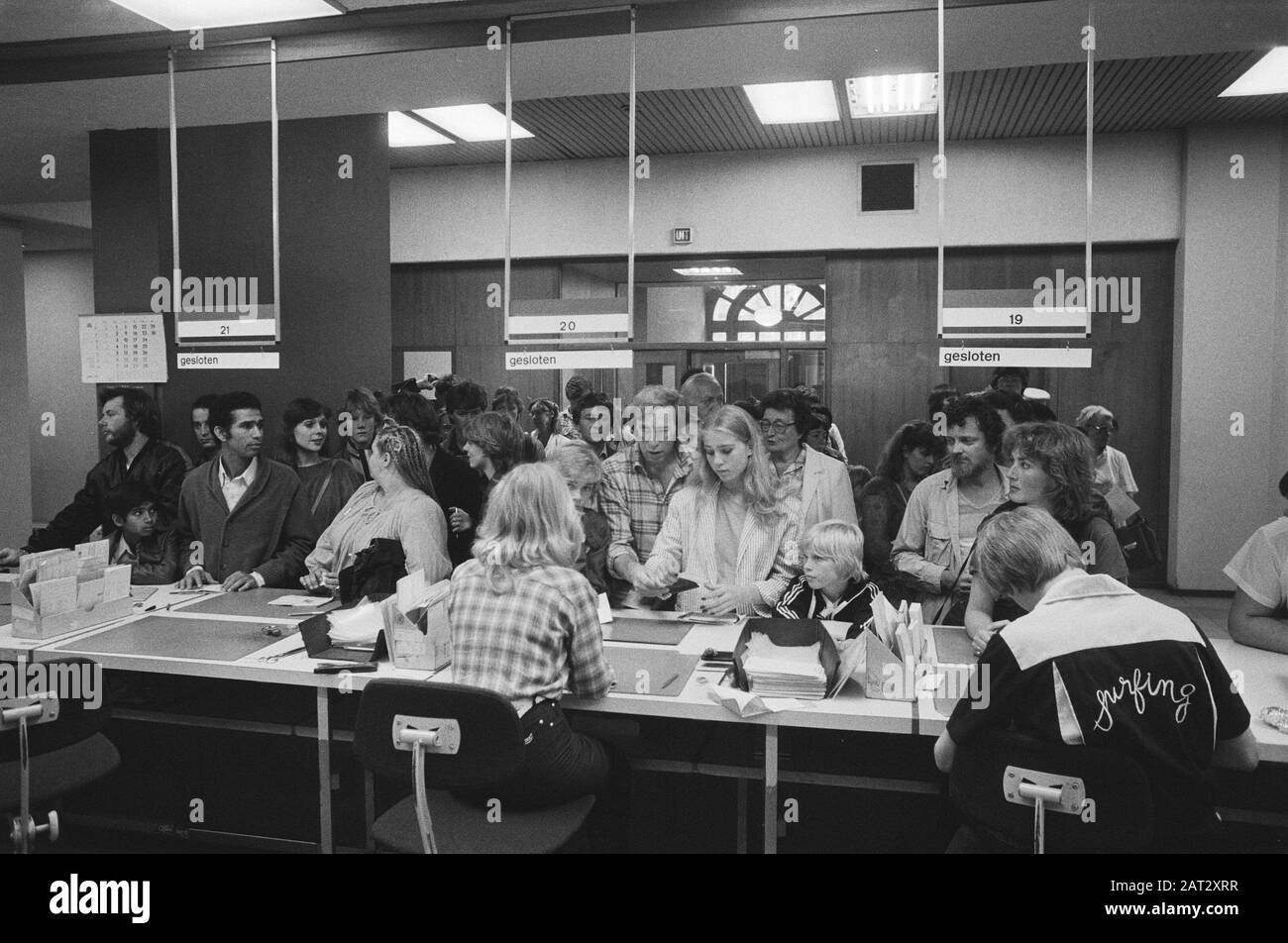 Grande folla al Passaporto Dipartimento Della Popolazione Registro ad Amsterdam in relazione alle prossime vacanze estive Data: 24 giugno 1981 Località: Amsterdam, Noord-Holland Parole Chiave: Popolazione REGISTS, Passaporti, divisioni Foto Stock