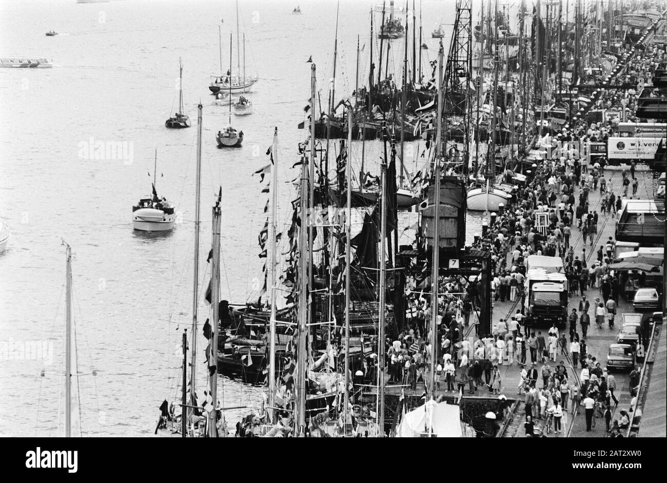 Vela '80 grandi folle a piccole navi a vela Data: 7 agosto 1980 luogo: Amsterdam, Noord-Holland Parole Chiave: Navi, navi a vela Foto Stock