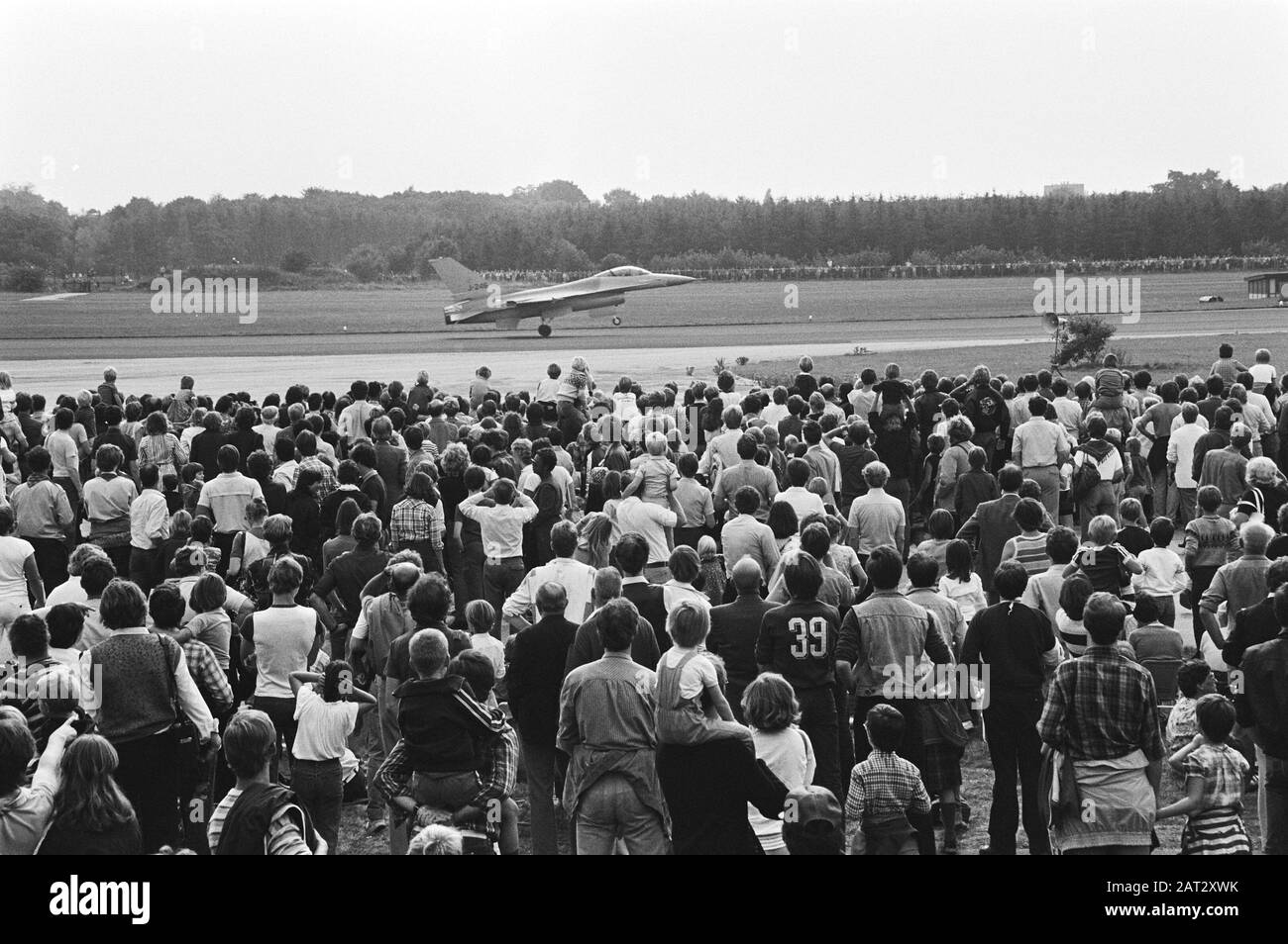 Giorno di apertura alla base dell'aeronautica di Soesterberg Grande folla alla base dell'aeronautica di Soesterberg mentre un Mc Donnell Douglas F 15 aereo da combattimento di Eagle Data di inizio: 12 settembre 1981 Località: Soesterberg, Utrecht (provincia) Parole Chiave: Aereo da combattimento, aeronautica, folla, aeroporti Foto Stock