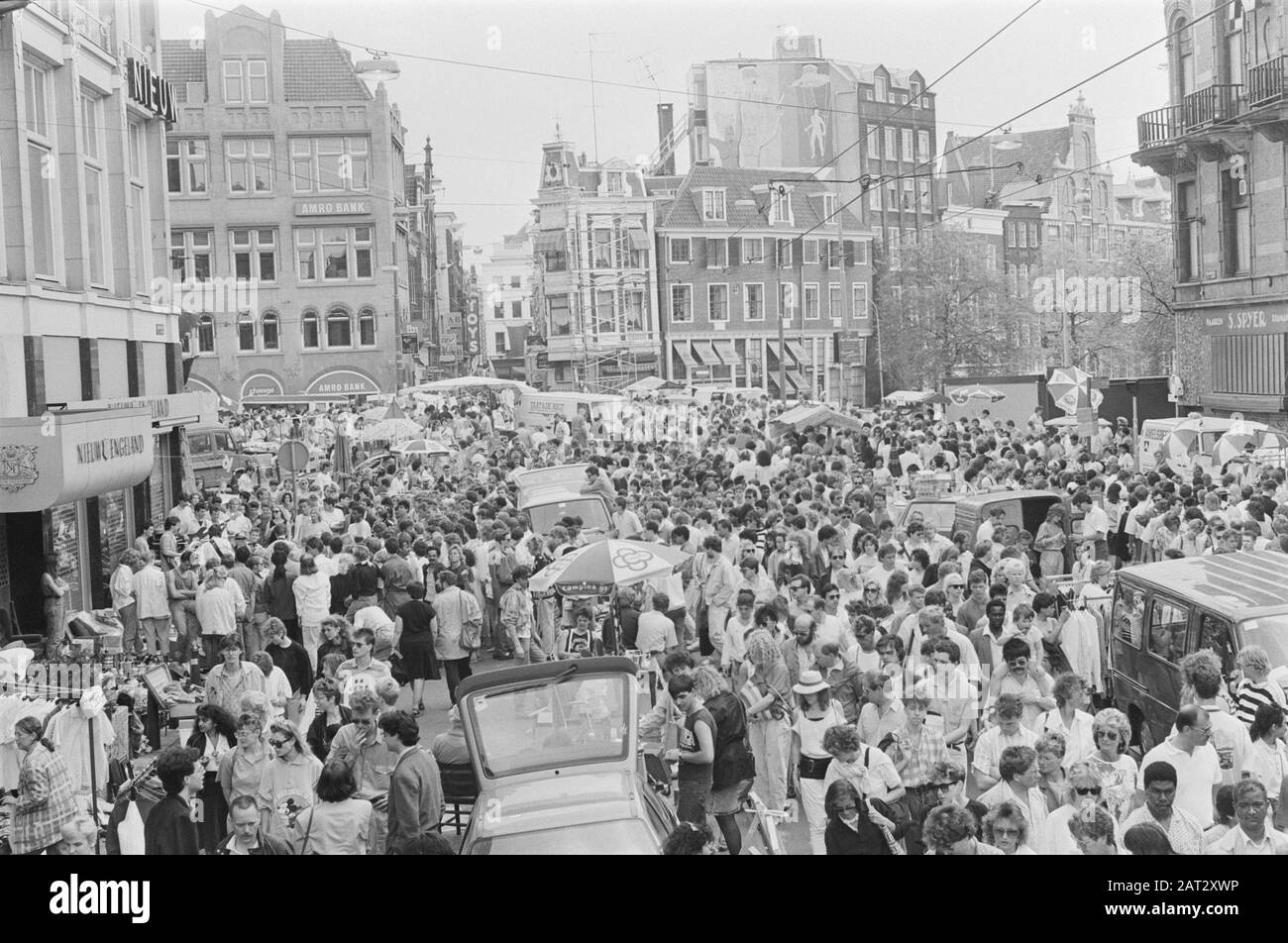 Grande folla su Koningsplein ad Amsterdam durante la celebrazione Koninginnedag Data: 30 aprile 1987 luogo: Amsterdam, Noord-Holland Parole Chiave: Koninginnedag Foto Stock