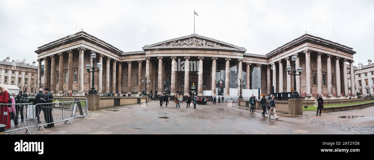 Londra / Regno Unito - 28 novembre 2019: Panoram del British Museum; l'ingresso principale è nel mezzo. Il museo è stato fondato nel 1753 e presenta una collezione o Foto Stock