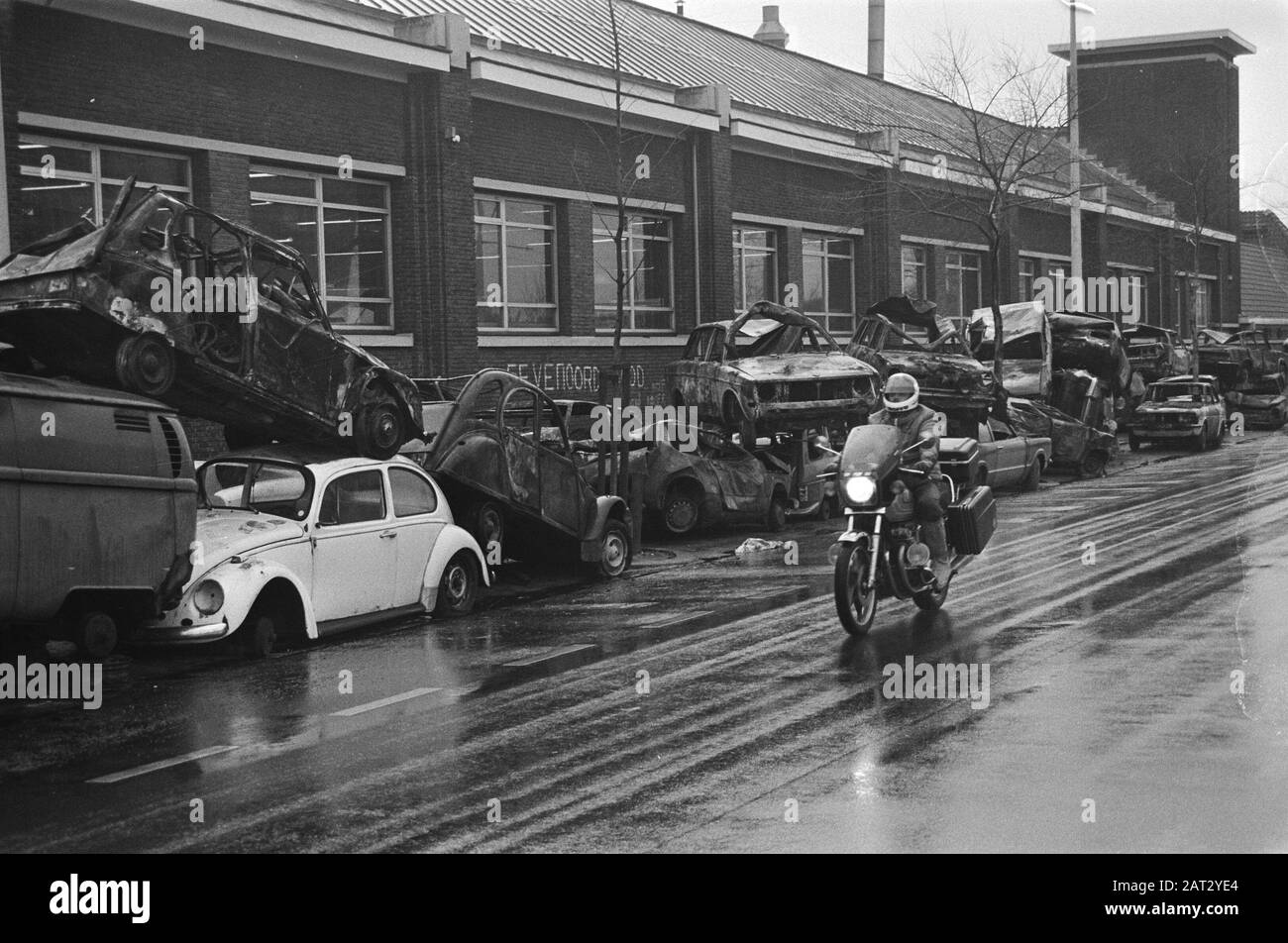 Gran fila di auto relitti sull'Aia Fruitlaan in attesa di trasporto a junkyard Data: 5 gennaio 1982 Parole Chiave: Rack Foto Stock