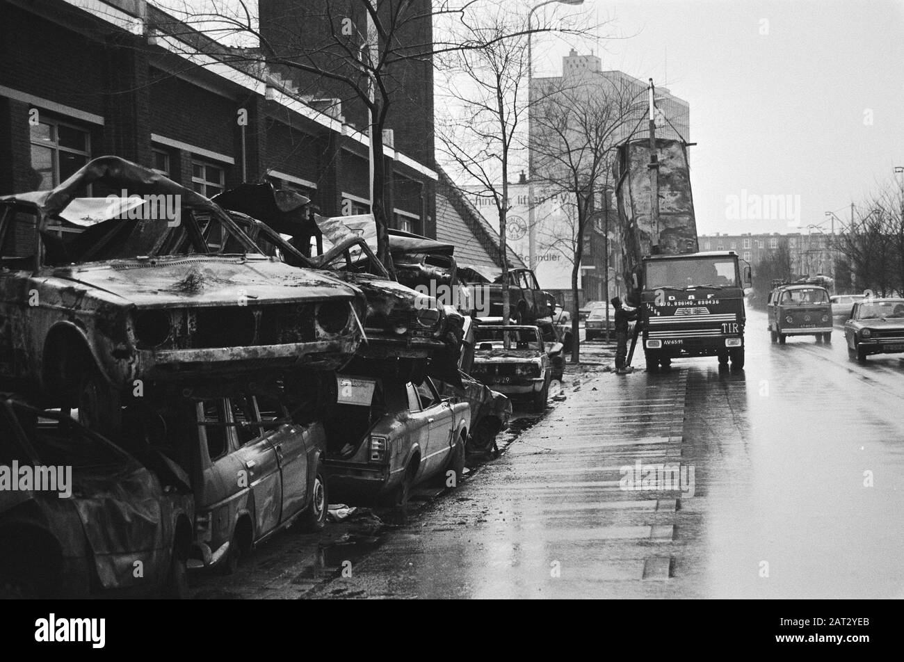 Gran fila di auto relitti sull'Aia Fruitlaan in attesa di trasporto a junkyard Data: 5 gennaio 1982 Parole Chiave: Rack Foto Stock