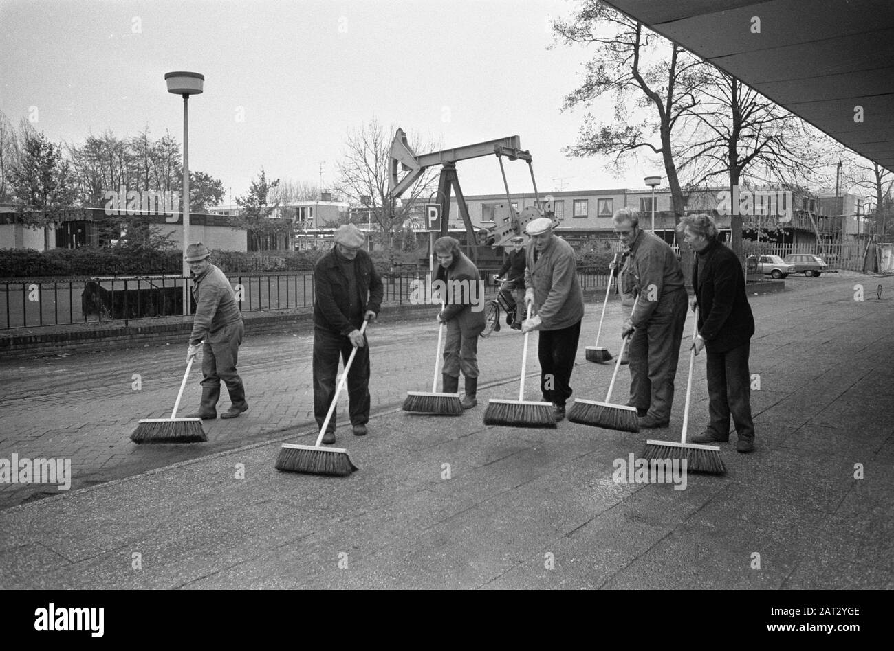 Grande pulizia in Schoonebeek dopo la fonte di olio; workmen spazzare sabbia streetsclean Data: 10 novembre 1976 posizione: Drenthe, Schoonebeek Parole Chiave: Pulizia, STREATES, olio Foto Stock Grande pulizia in Schoonebeek dopo la fonte di olio; workmen spazzare sabbia streetsclean Data: 10 novembre 1976 posizione: Drenthe, Schoonebeek Parole Chiave: Pulizia, STREATES, olio Foto Stock