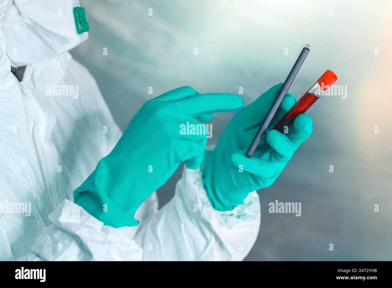 Epidemiologo con smartphone e campione di sangue nella provetta, messa a fuoco selettiva Foto Stock