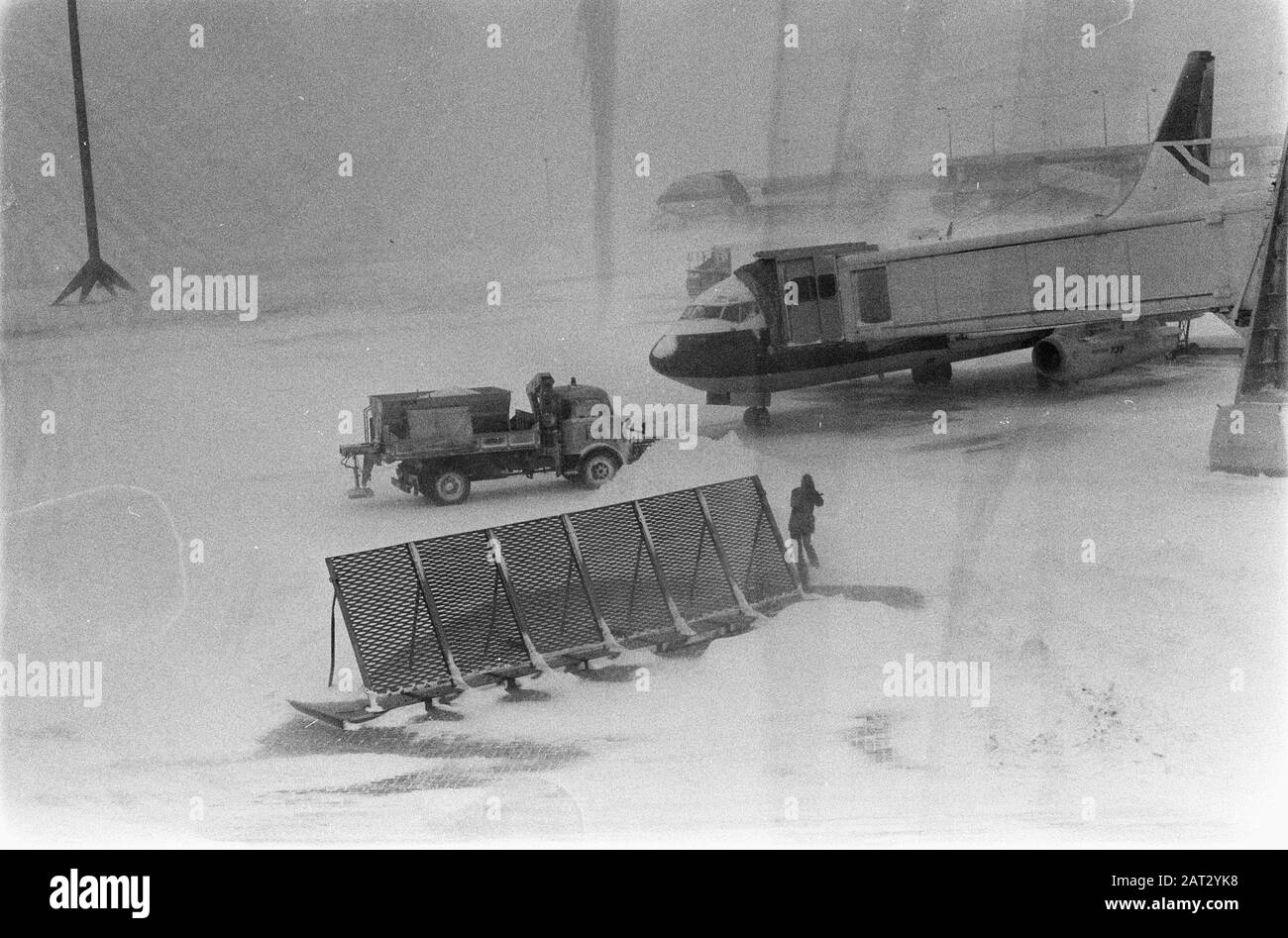 La nevicata di grandi dimensioni rende il traffico impossibile o difficilmente possibile; snowthrowers a Schiphol Data: 14 febbraio 1979 Parole Chiave: Snowthrowers, airports Foto Stock