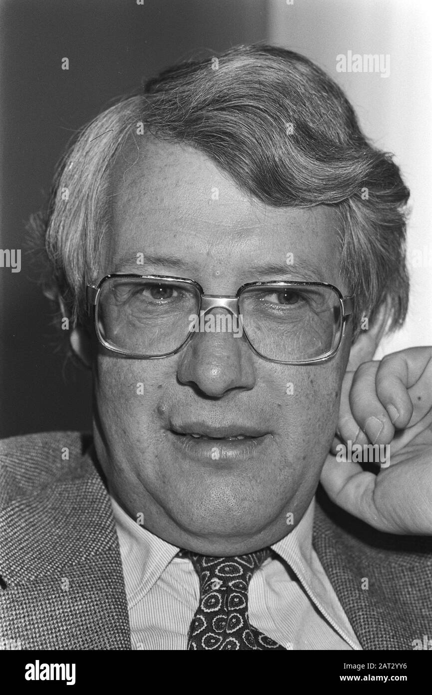 Partenza di una delegazione parlamentare olandese per la difesa a Mosca per colloqui sulla politica di sicurezza H. Hendrikse (Netherlands Institute for Peace Issues) Data: 24 ottobre 1981 luogo: Noord-Holland, Schiphol Parole Chiave: Delegazioni, ritratti Nome personale: Hendrikse, Huib Foto Stock