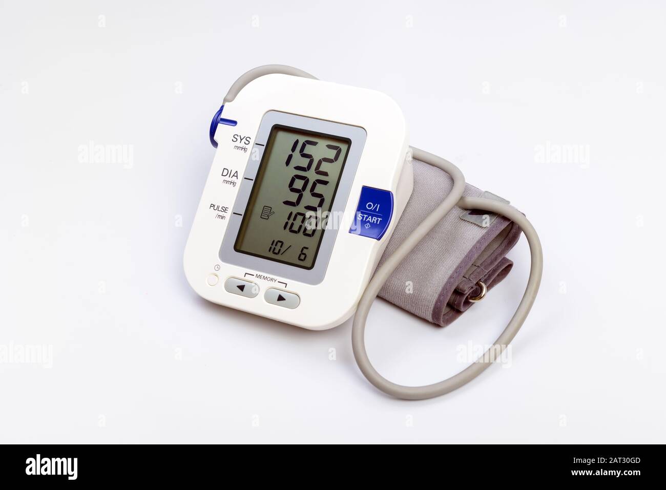 Misuratore elettronico della pressione sanguigna e bracciale su sfondo bianco Foto Stock