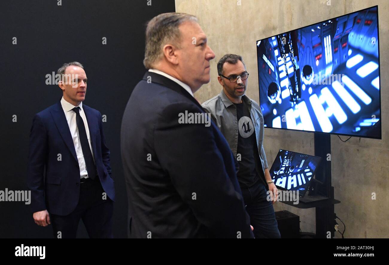 Dominic Raab (a sinistra), Segretario di Stato americano Mike Pompeo, durante una visita alla società americana Epic Games a Londra, per vedere esempi di collaborazione, innovazione ed eccellenza nel settore creativo nel Regno Unito e negli Stati Uniti. Foto Stock