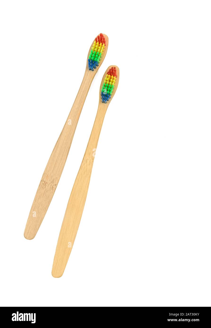 Tethbrush di bambù eco-friendly di legno isolato su bianco Foto Stock