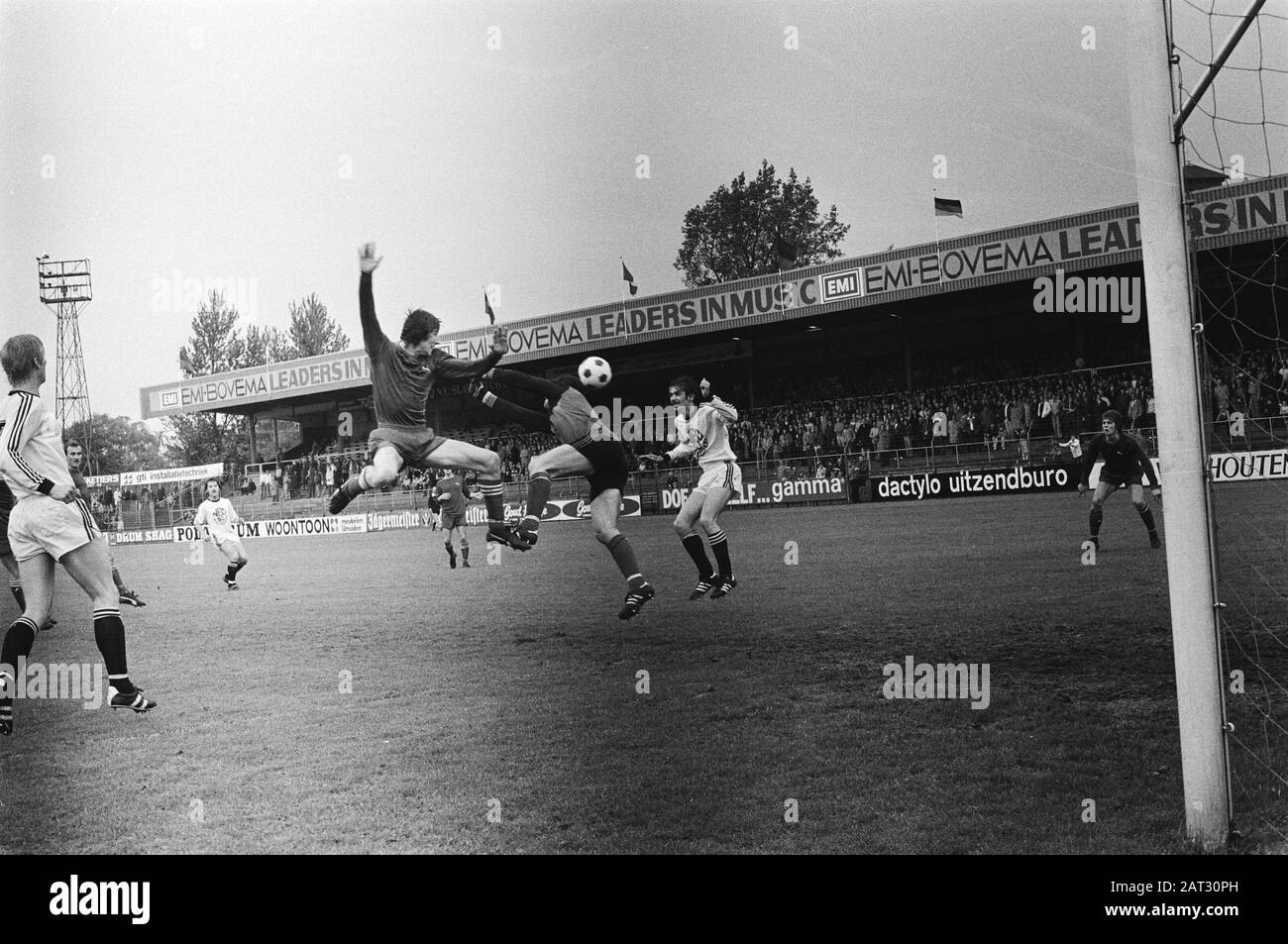 Haarlem contro NEC 2-2; NEC keeper Formanney in duello con Böckling (a sinistra) Data: 27 maggio 1979 Località: Haarlem, Noord-Holland Parole Chiave: Sport, football Nome personale: Böckling, Joop, Formannoy, Jan Institution name: NEC Foto Stock