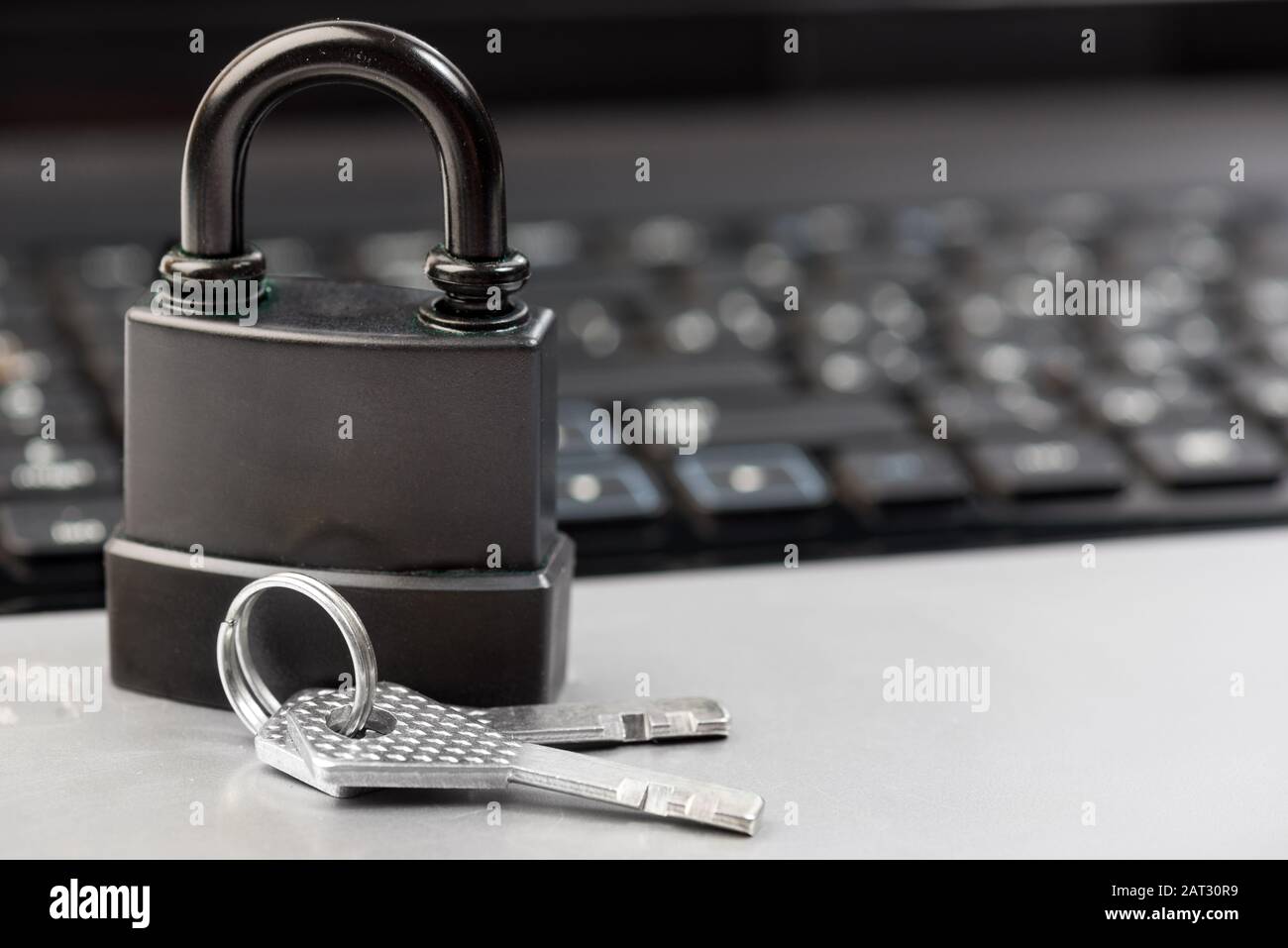 Concetto di sicurezza del computer con un lucchetto su una tastiera Foto Stock