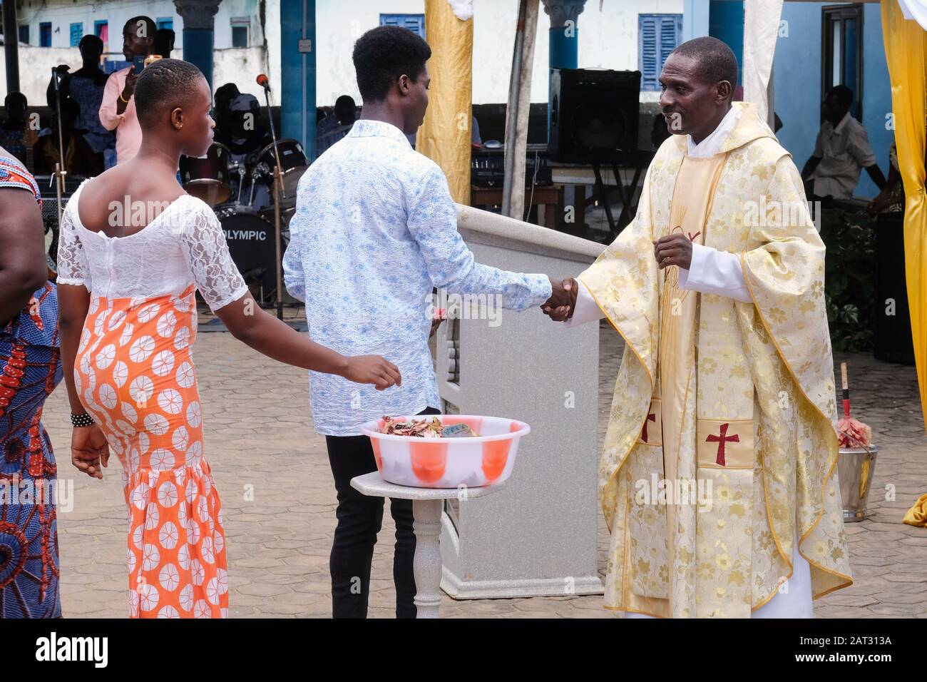 Contributo monetario durante la messa della domenica cattolica romana. P. Anthony Assebiah, Santa Messa Domenicale Nella Parrocchia Di Santa Maria´S A Kengen / Ghana, Africa Foto Stock