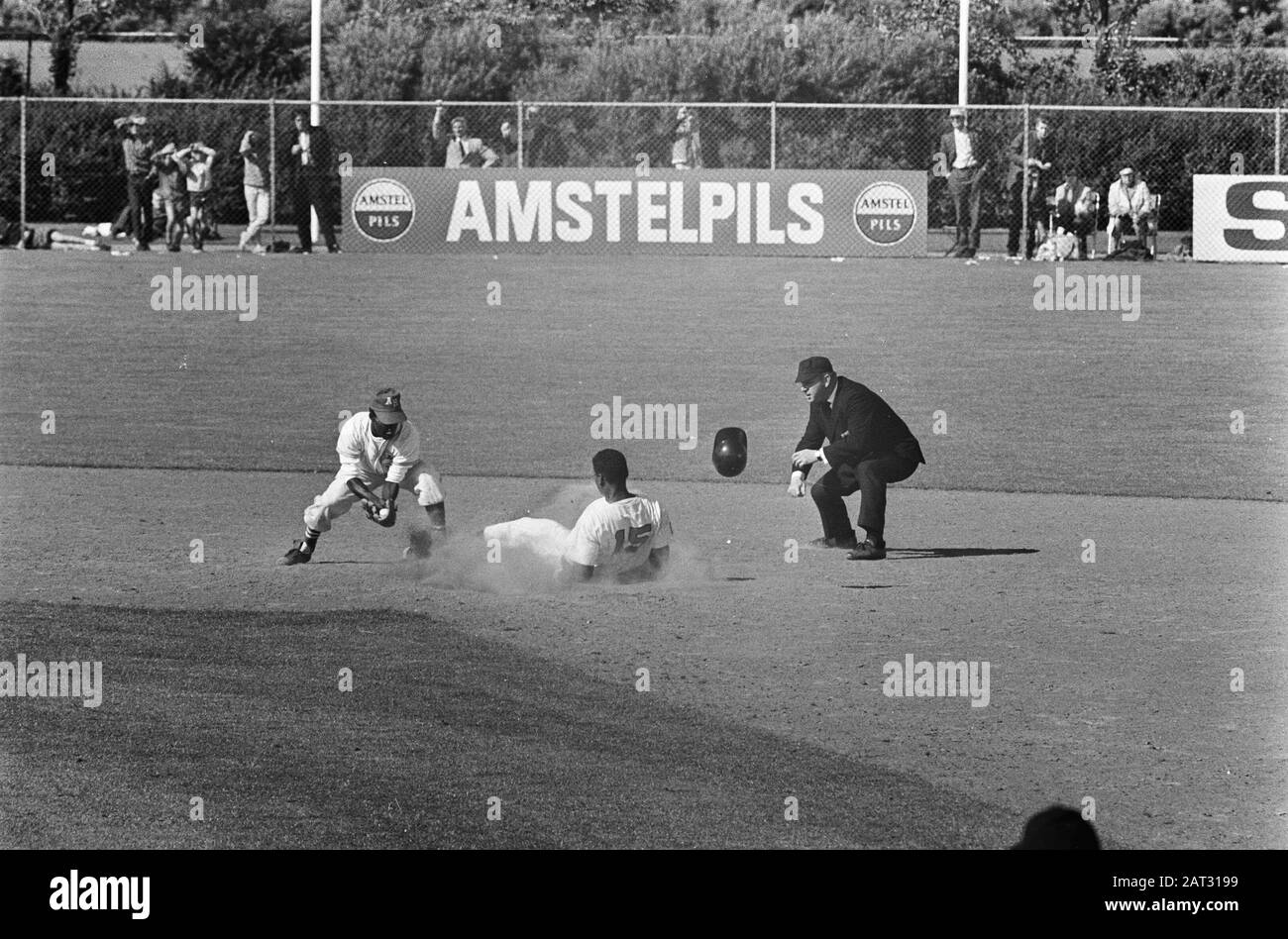 Haarlem Baseball Week Olanda contro Antille Olandesi Richardson si presenta alla seconda base per i Paesi Bassi Data: 20 Luglio 1968 luogo: Paesi Bassi, Antille Olandesi Parole Chiave: Baseball Foto Stock